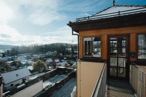 una casa en un balcón con vistas a la ciudad en Hotel "Alter Pfarrhof" en Nabburg