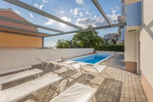 Bazén v ubytování Apartments Podstrana with shared Pool nebo v jeho okolí