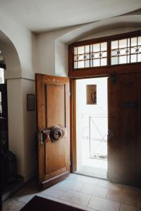 una puerta de madera abierta en una habitación con ventana en Hotel "Alter Pfarrhof" en Nabburg