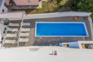 Bazén v ubytování Apartments Podstrana with shared Pool nebo v jeho okolí