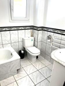 ein Badezimmer mit Toilette, Badewanne und Waschbecken in der Unterkunft Holiday Villa in Calahonda, near Marbella in Sitio de Calahonda + 22 Fotos