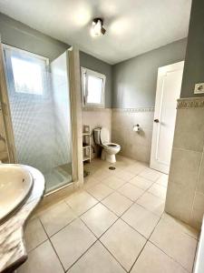 ein Badezimmer mit Toilette, Dusche und Waschbecken in der Unterkunft Holiday Villa in Calahonda, near Marbella in Sitio de Calahonda