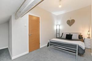 سرير أو أسرّة في غرفة في City Link - Abbeydale Sheffield Central - Lux 3 bed, wifi, street parking, links