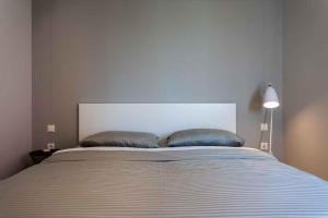 uma cama com duas almofadas em cima em Apartment in Vrbnik - Insel Krk 45250 em Vrbnik