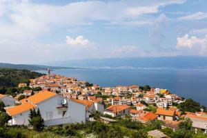 uma cidade numa colina com um corpo de água em Apartment in Vrbnik - Insel Krk 45250 em Vrbnik