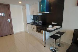 O bucătărie sau chicinetă la Grand Avenue Pattaya, Luxury condo, 50sqm, pool view