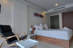 Un pat sau paturi într-o cameră la Grand Avenue Pattaya, Luxury condo, 50sqm, pool view +40 fotografii