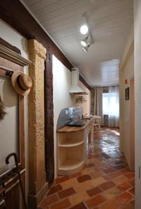ein Badezimmer mit Waschbecken in einem Zimmer in der Unterkunft Sunshine ready in Piran + 8 Fotos