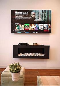 TV colgada en la pared de la sala de estar en City Life Milan Apartment - Wi-Fi & Smart TV, en Milán