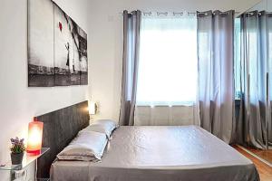 1 dormitorio con 1 cama grande y ventana en City Life Milan Apartment - Wi-Fi & Smart TV, en Milán