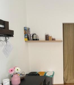 una habitación con un mostrador con una estantería en la pared en Casa Vacirca, en Niscemi