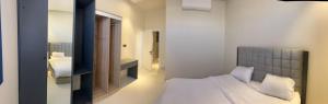 een slaapkamer met een bed en een spiegel bij Al Azmy Al Ared Hotel in Riyad