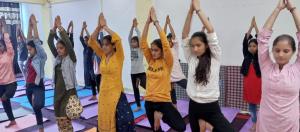 eine Gruppe von Mädchen, die Yoga in einem Yoga-Kurs machen in der Unterkunft GARG COMPLEX GUESTHOUSE in Bharatpur