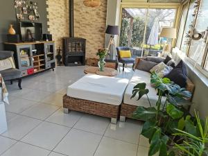 ein Wohnzimmer mit Sofa und Tisch in der Unterkunft Maison de centre-ville in Le Mans