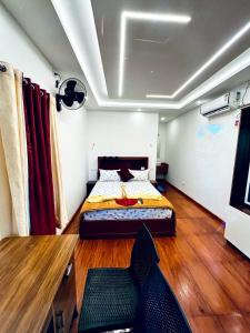 ein Schlafzimmer mit einem Bett in der Mitte eines Zimmers in der Unterkunft Marari Xavier's Inn in Alappuzha