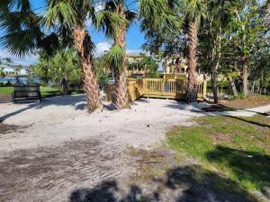 Zahrada ubytování Starfish - Spacious By River 1.3 Mi to Beach 1 Bd 1 Bth Kit