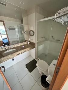 a bathroom with a shower and a toilet and a sink at Tropical Executive Flat Vista Incrível para a Orla in Manaus