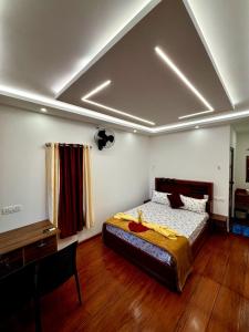 Marari Xavier's Inn في أليبي: غرفة نوم فيها سرير ومكتب