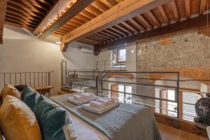 um quarto com uma cama com duas toalhas em Old Bridge large and unique artful apartment with elevator em Florença