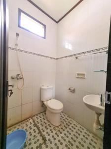 La salle de bains est pourvue de toilettes et d'un lavabo. dans l'établissement Homestay Pesona Sintuk Bontang A9, à Bontang