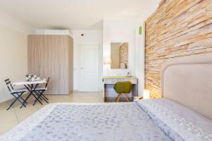 1 dormitorio con cama, escritorio y mesa en La Casa di Annette, en Fisciano