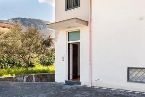 um edifício branco com uma porta lateral em La Casa di Annette em Fisciano