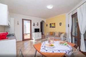 uma sala de estar com uma mesa com uma tigela de comida em Holiday home Villetta La Cruzitta em Costa Paradiso