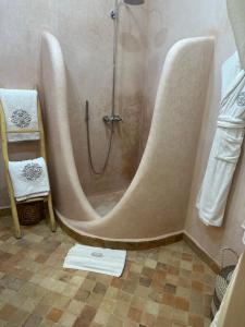 y baño con ducha y bañera. en Riad des Fragrances dar el Bacha en Marrakech