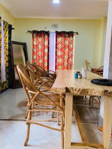 uma mesa de madeira e cadeiras num quarto em Haika Hilltop Hideaway em Sokon