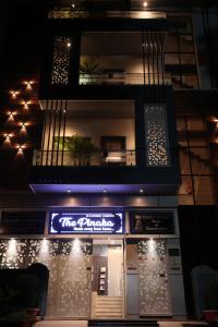 Hotel Pinaka Inn في لاكناو: مبنى عليه لافته