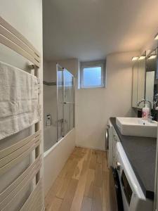 Ванная комната в Paisible appartement proche Paris Orly RER B à 5 minutes