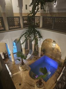 una vista aérea de una piscina en un edificio en Riad des Fragrances dar el Bacha en Marrakech