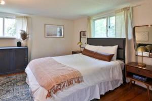 - une chambre avec un grand lit blanc et des fenêtres dans l'établissement Catskill CountryHouse w Hot Tub Near Skiing, à Mount Tremper