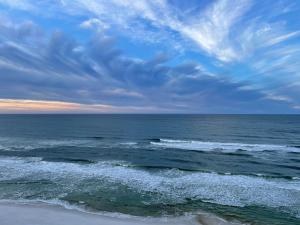 a view of the ocean with waves on the beach at OCEAN FRONT CONDO w INCREDIBLE VIEWS in Panama City Beach
