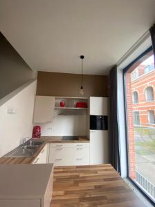 Kuchyňa alebo kuchynka v ubytovaní Woning Oostende - Oosteroever NIEUW