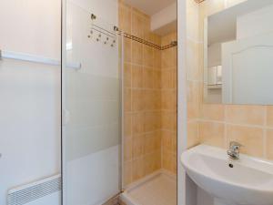 Ένα μπάνιο στο Pavillon 5 pièces avec piscine, terrasse et WIFI - 8 pers, Narbonne-Plage - FR-1-409-28 +12 φωτογραφίες