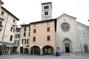 a large building with a clock tower on top of it at Duplex San Fedele in Como
