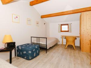 En eller flere senge i et værelse på Villa climatisée 3 pièces pour 4 pers., avec WIFI, parking et piscine - Proche plage - FR-1-409-93 + 12 billeder