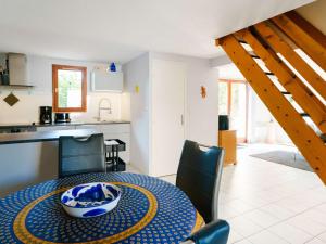 Køkken eller tekøkken på Villa climatisée 3 pièces pour 4 pers., avec WIFI, parking et piscine - Proche plage - FR-1-409-93