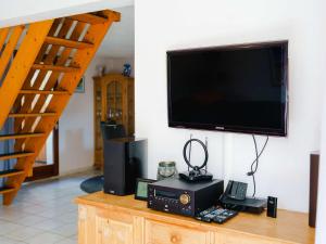 Et tv og/eller underholdning på Villa climatisée 3 pièces pour 4 pers., avec WIFI, parking et piscine - Proche plage - FR-1-409-93