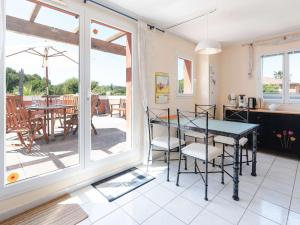 a kitchen and dining room with a table and chairs at Appartement T3 avec terrasse, parking, lave-vaisselle à Narbonne-Plage - FR-1-409-104 in Narbonne-Plage