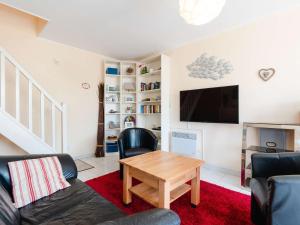 a living room with a couch and a table at Appartement T3 avec terrasse, parking, lave-vaisselle à Narbonne-Plage - FR-1-409-104 in Narbonne-Plage