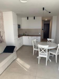 Kuchnia lub aneks kuchenny w obiekcie Suite SARA Playa Jandia