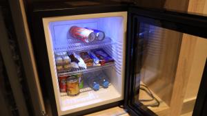 um frigorífico aberto com comida e bebidas em MH HOTEL LA CASA em Laayoune