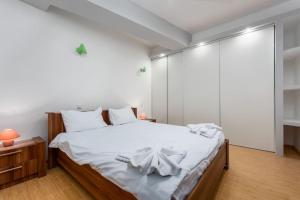 1 dormitorio con 1 cama grande con sábanas blancas en Central Apartament Predeal Nr 3, en Predeal