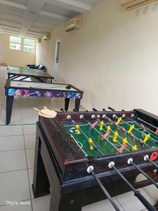 a ping pong table in a room with a pool table at Village das águas. in Barra do Piraí