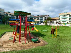 einen Spielplatz mit bunter Spielausrüstung in einem Park in der Unterkunft Village das águas. in Barra do Piraí