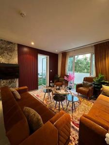 Ḩayl Āl ‘UmayrにあるLyoan homeのソファとテーブルのあるリビングルーム