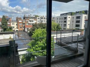 balcón con vistas a la ciudad en Bienvenue chez Juliette, en Bruselas