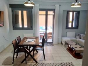 sala de estar con mesa, sillas y sofá en Lefkas Apartment, en Lefkada